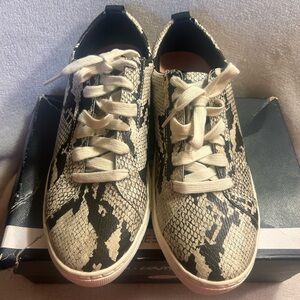 Dr. Scholl's Black and White Sneakers